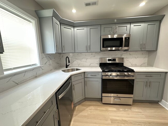 Building Photo - 2 bedrooms 1.5 bathroom House in South Phi...