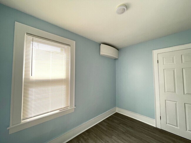 Building Photo - 9 Oak St