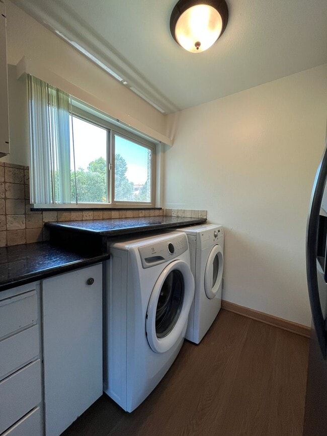 Building Photo - MOVE-IN READY! 2+2 w/lake access + 1 blk f...