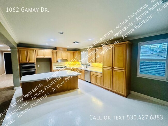 Building Photo - Luxury 3 Bedroom | Serrano Guard Gated Com...