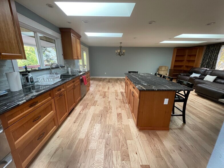 beautiful kitchen with granite counter tops, gas range, and large island. - 2186 Evergreen Ave SE