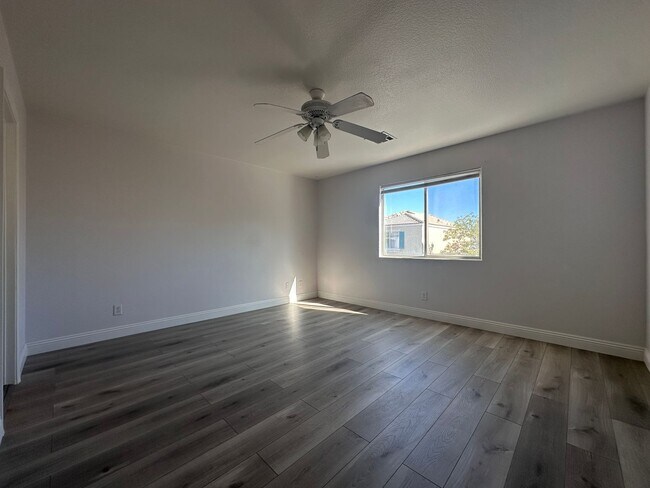 Building Photo - 3 bed house with new laminate flooring and...