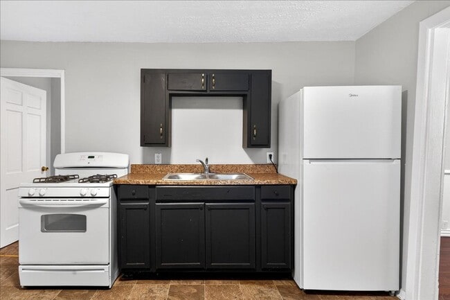 Building Photo - 4 Bedroom, 1.5 Bath house in Shelby Park, Fenced, Off-street Parking, Pets OKAY!