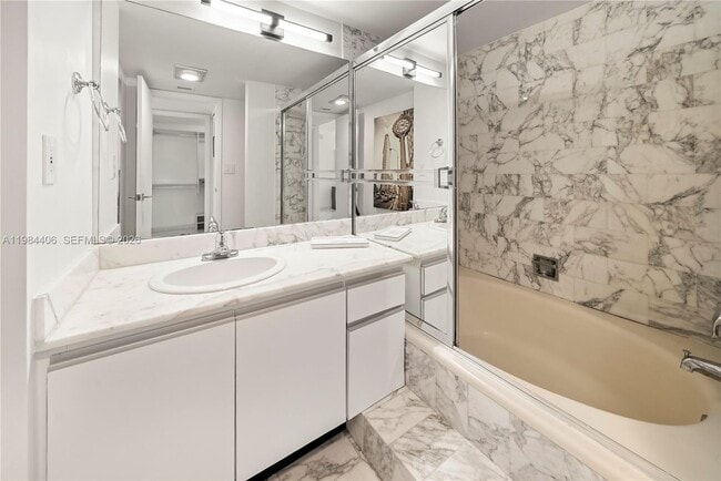 Building Photo - 2555 Collins Ave