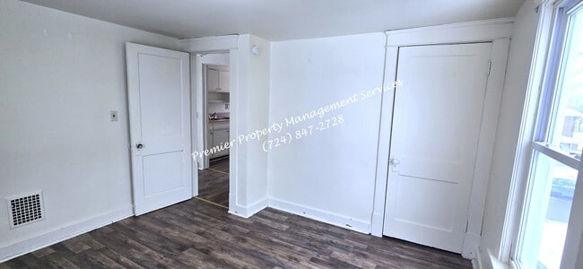 Building Photo - 1047 Beckford St