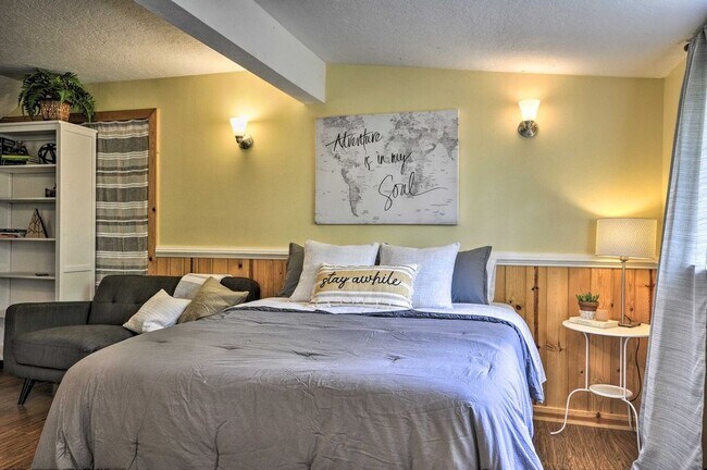 Building Photo - 11352 NE Fargo St