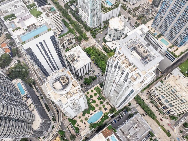 Building Photo - 1060 Brickell Ave