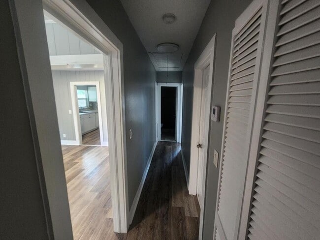 Building Photo - 522 E 5th St