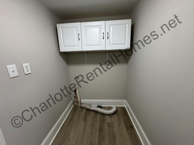 Building Photo - Renovated in city home!