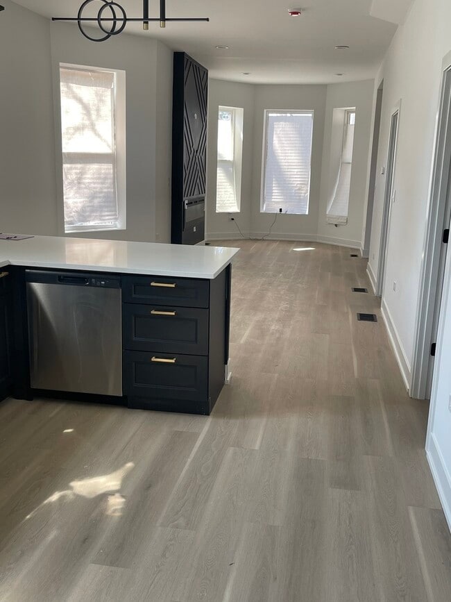 Building Photo - 5531 S May St