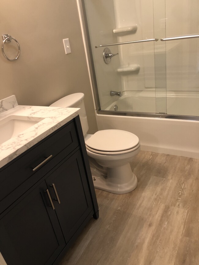 Main floor bathroom - 4414 Venable Ave