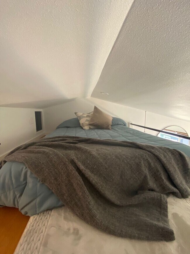 Building Photo - 1 Bath Furnished Studio in Woodlawn!