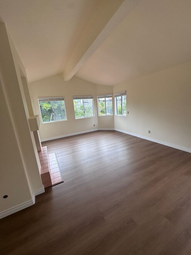 Building Photo - Spacious La Jolla Home in Gated Community