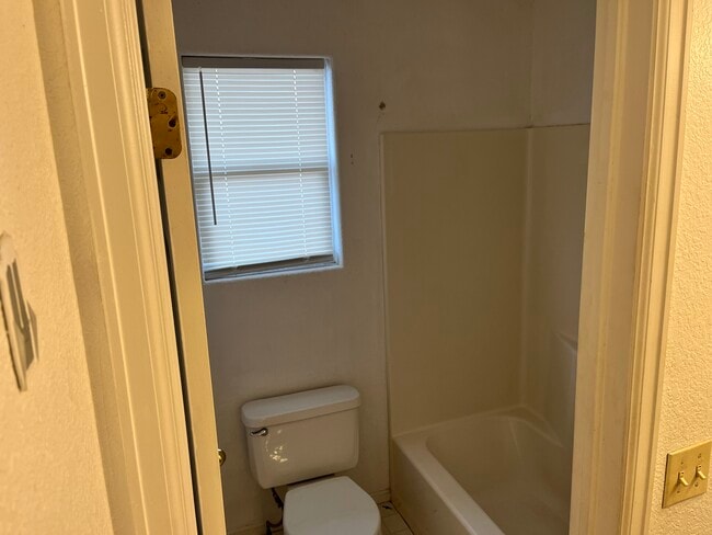 Building Photo - 517 Broadview Dr