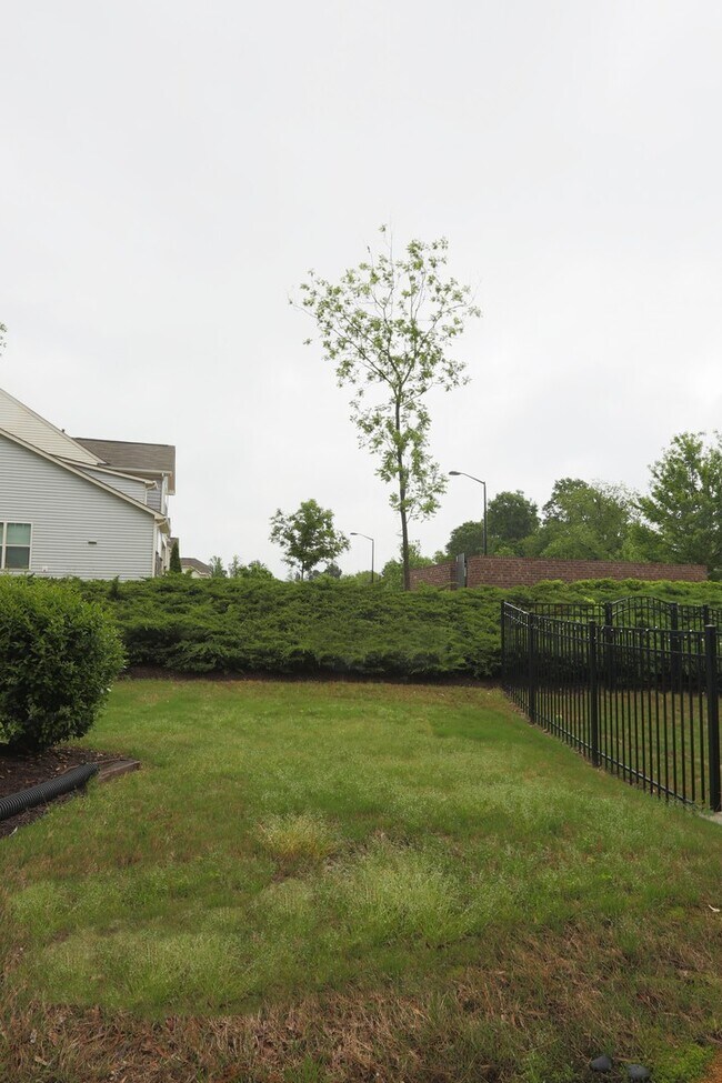 Building Photo - 3 bedroom townhome just minutes from Duke!! Located in the popular Thompson Ridge Community!