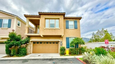 Building Photo - Beautiful, Stand Alone Condo in Resort-lik...