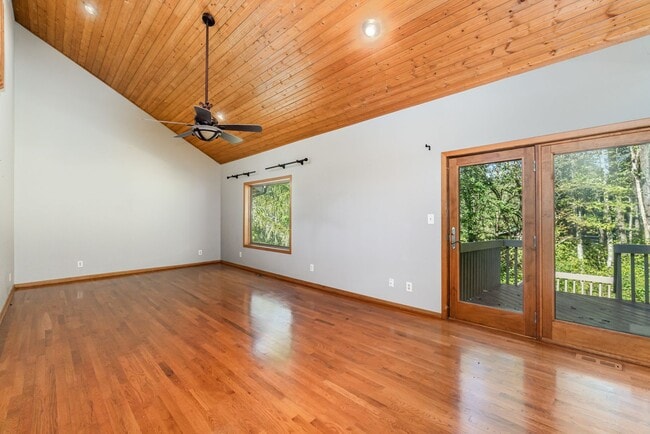 Building Photo - Stunning 4-Bedroom Home with 5 Full Baths + Hot Tub, Wooded Retreat