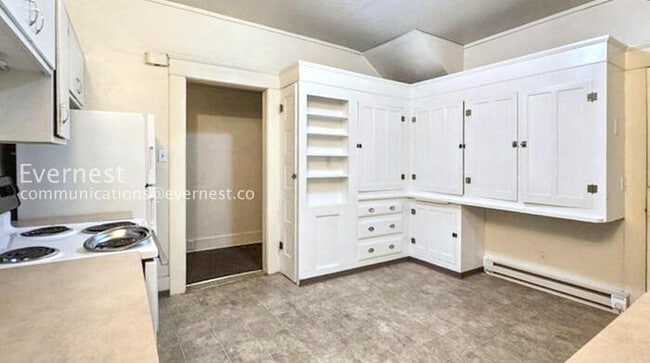 Building Photo - 4 Bed, 2 Bath Home with Fenced Yard / Vouchers Accepted