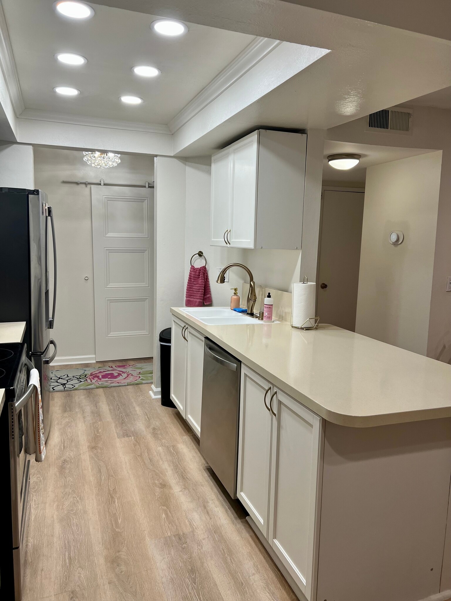 Kitchen - 911 N Kings Rd