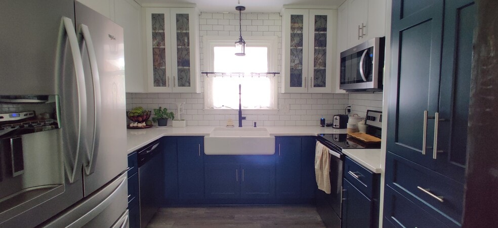 brand new kitchen renovated in 2020 - 102 Anna Ct