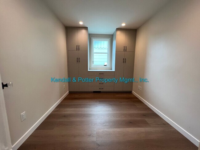 Building Photo - 360-370 10th Avenue