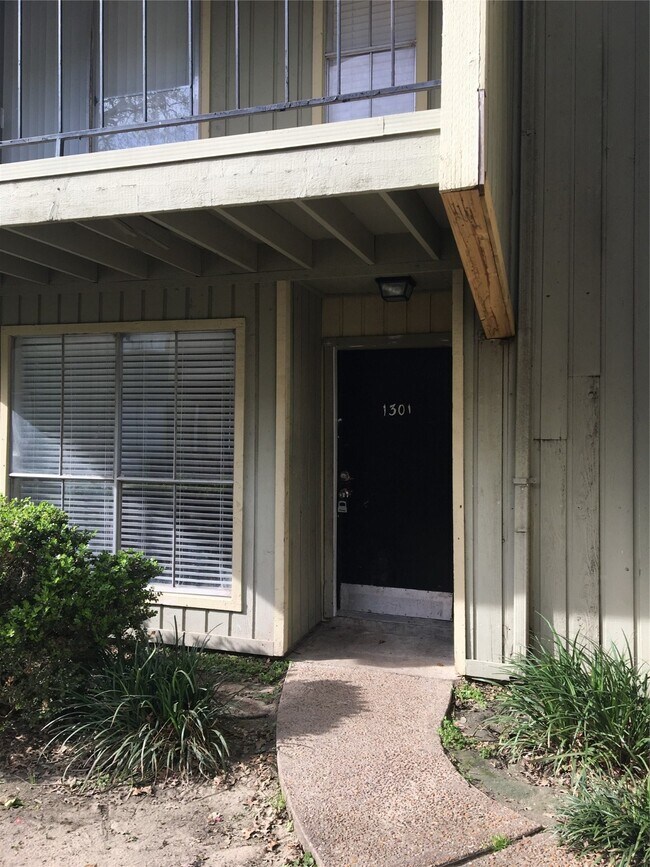 Building Photo - 5625 Antoine Dr
