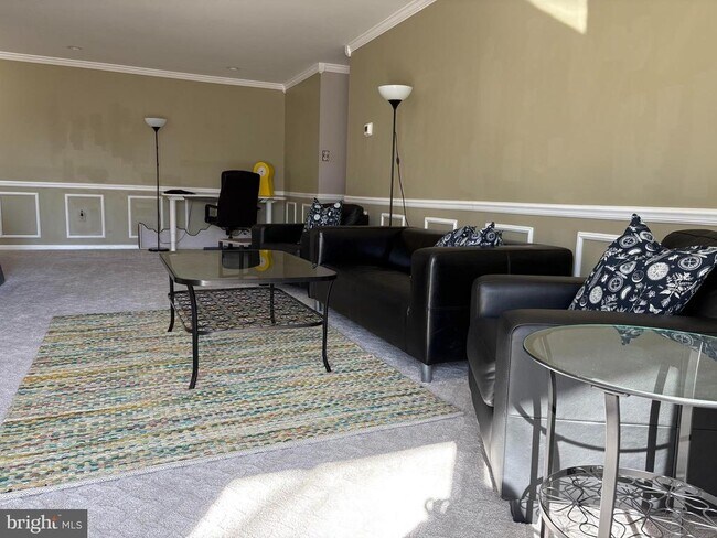 Building Photo - 1637 Oakwood Dr