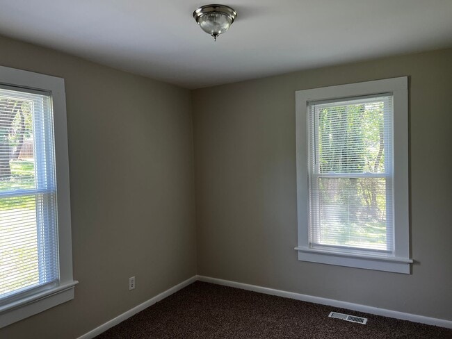 Building Photo - One Level House With Back Deck off Campbell Avenue