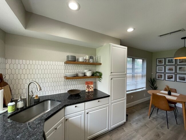 Building Photo - 10200 Quail Valley Blvd