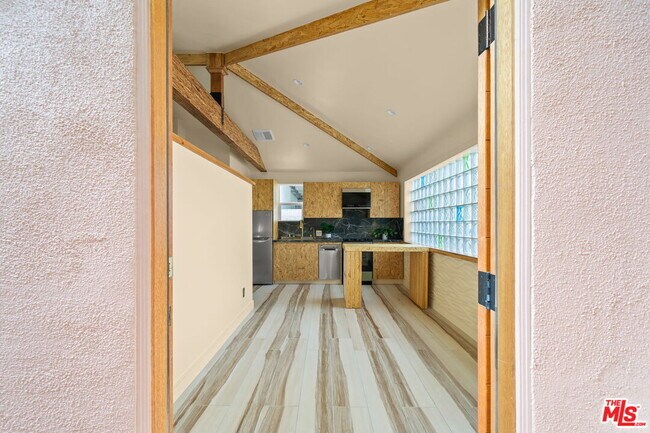 Building Photo - 621 Rose Ave