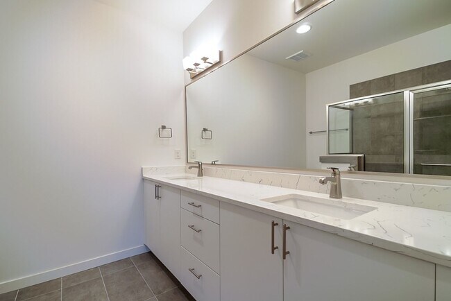 Building Photo - 2Bd/2.5Ba Bellevue Townhouse