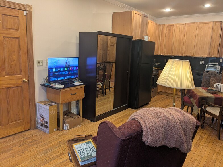 livingroom - 314 Alexander Ave