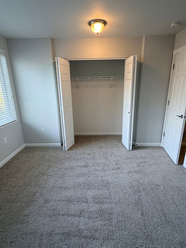 Building Photo - Beautiful Home in FABULOUS Location - Min ...