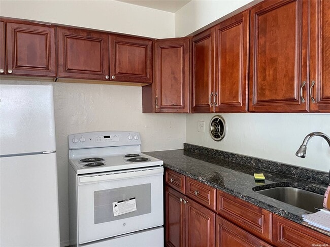 Building Photo - 680 Evelyn Ave