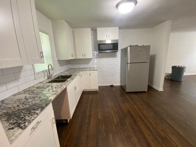 Building Photo - Convenient 2BR Rental Near Amenities: Your...