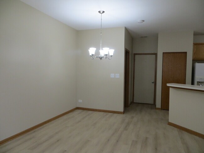 Building Photo - 273 Springbrook Trail S