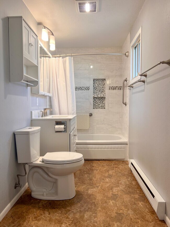 Building Photo - 1BD/1.5BA APT W/ GARAGE&YARD