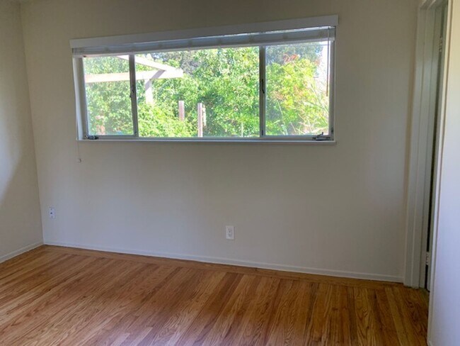 Building Photo - Spacious house with hardwood, handicap ramps, pet friendly, large garden with fruit trees