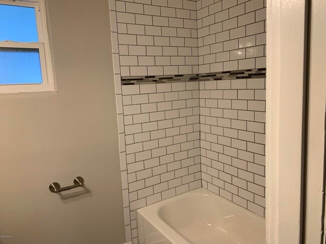 Building Photo - 421 Parkwood Dr