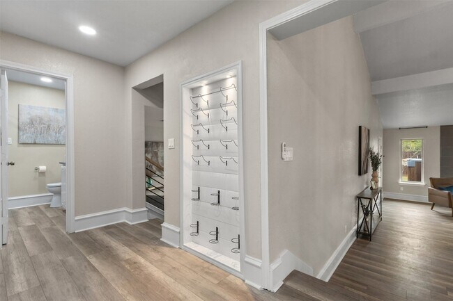 Building Photo - 3427 Lakewood Ln