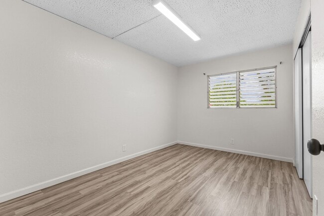 Building Photo - Pet-Friendly 2-Bed Gem | Steps from Leeward CC