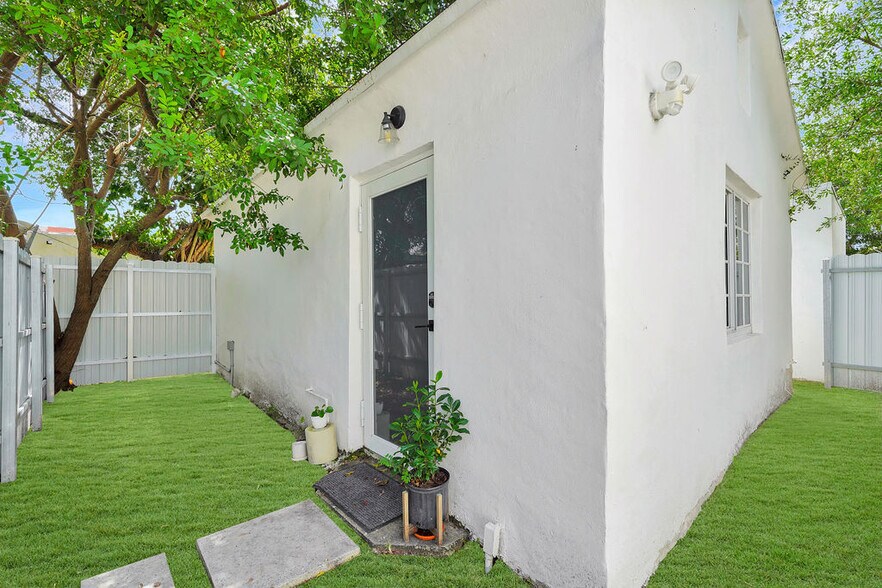 Building Photo - 570 NW 48th St