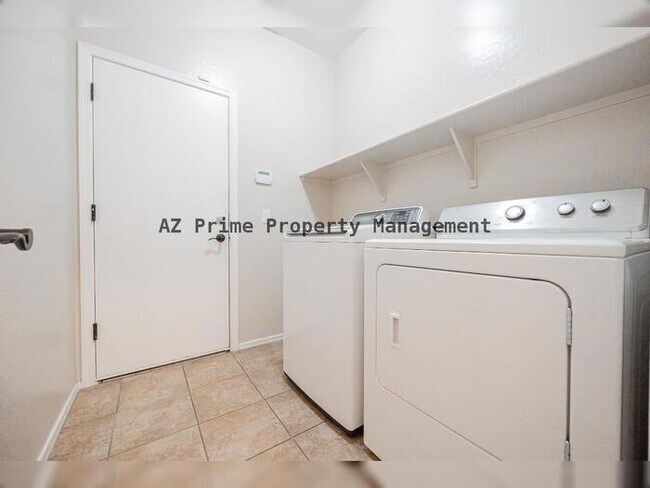 Building Photo - 3681 E Yellowstone Pl