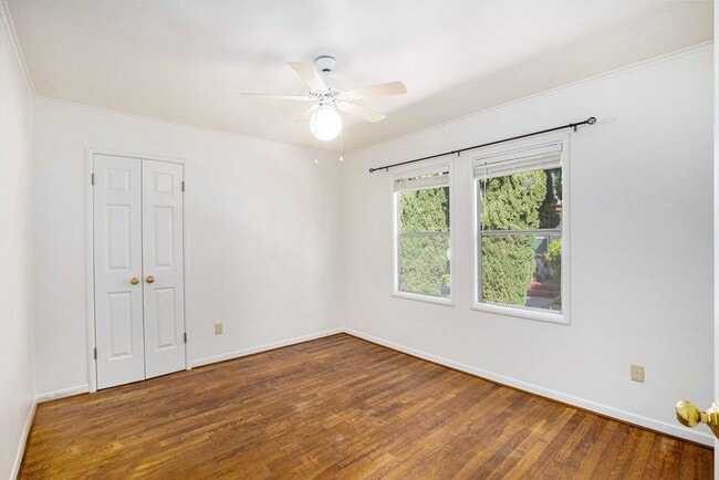 Building Photo - 1542 Bay St. - 2 bedroom | 1 bath | Large backyard