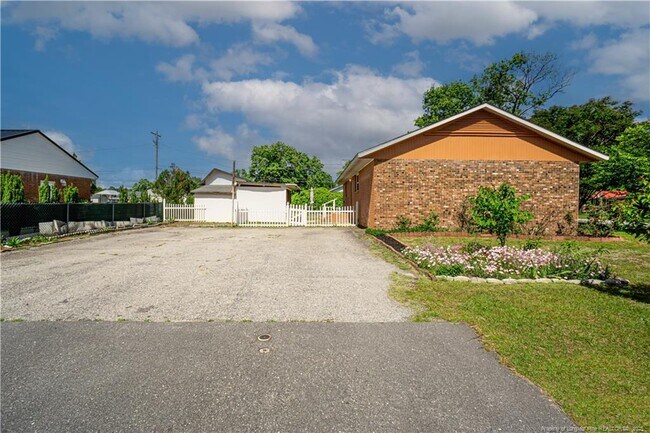 Building Photo - 2701 Daly Ave