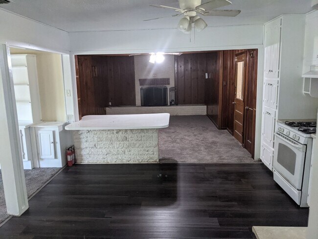 Building Photo - 3 Bed 2 Bath with Enclosed Patio, Fenced Yard, and Garage