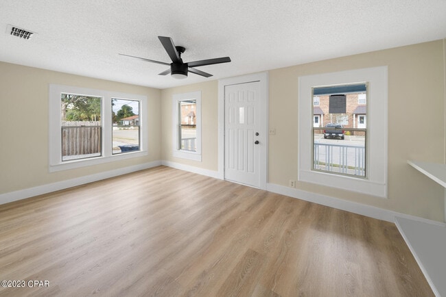 Building Photo - 206 E 2nd Ct