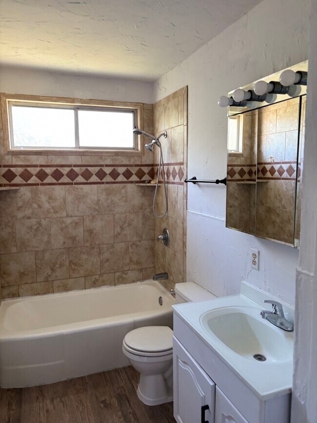 Building Photo - 303 N Western St