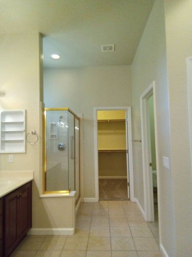 Building Photo - Gated: Single Story Heritage Oaks 3 Bedroom Plus Office/Den 3 Car Garage with lots of built in fo...