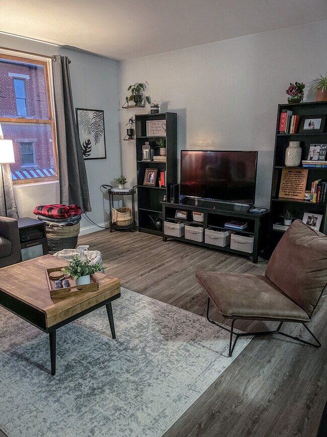 Building Photo - 11 N Miami St